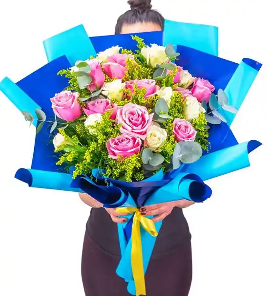 Botanik Seri Pembe Beyaz Güller Zarif Uyum Buketi