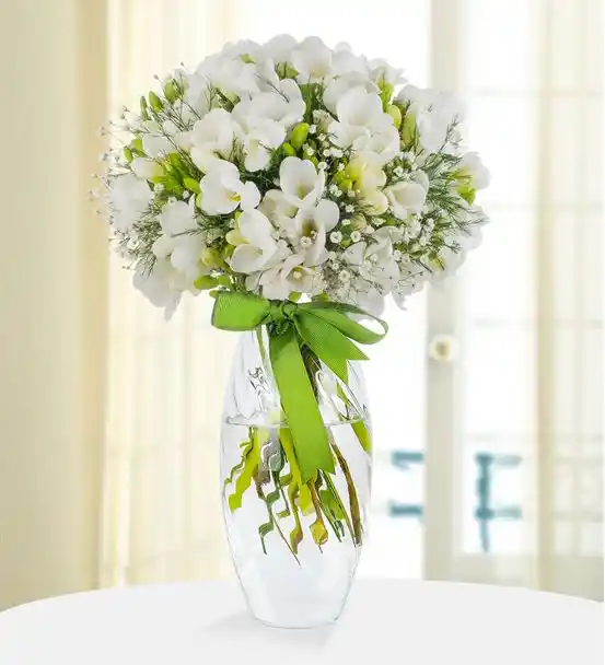 Düş Güzeli Vazoda Kokulu Beyaz Frezyalar Aranjmanı