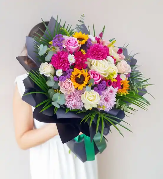 Noir Prime Renk Şöleni Mevsim Çiçekleri Buketi