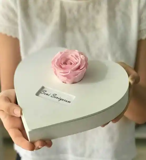 Öğretmenler Günü - Ahşap Kalp İçinde Pembe Gül