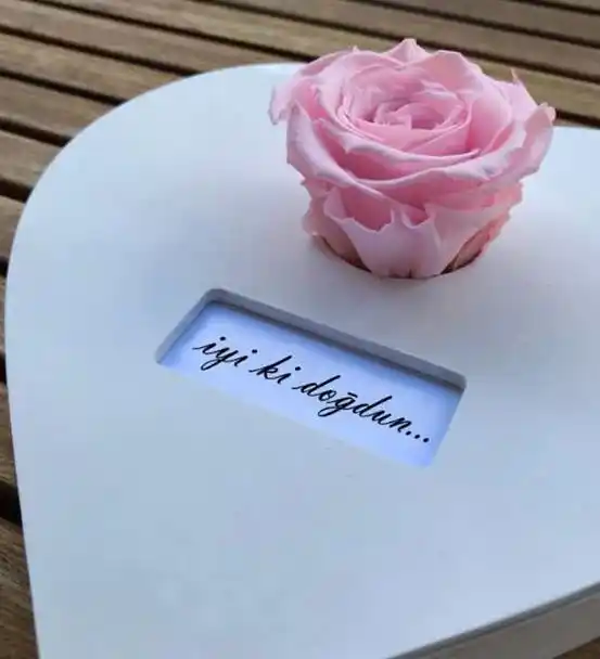 Doğum Günü Çiçek - Ahşap Kalp İçinde Pembe Gül