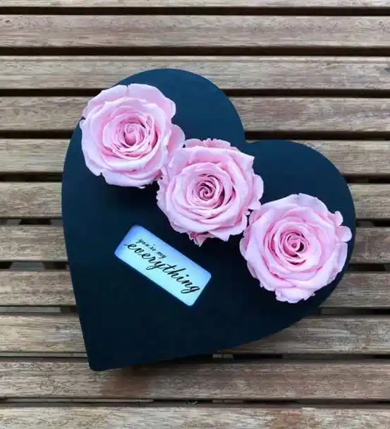 Sevgiliye Çiçek - Ahşap Kalp İçinde Pembe Güller