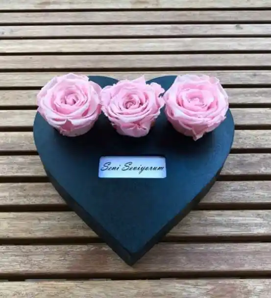 Sevgiliye Hediye - Ahşap Kalp İçinde Pembe Güller