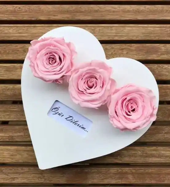 Özür Dilerim - Ahşap Kalp İçinde 3 Adet Pembe Gül