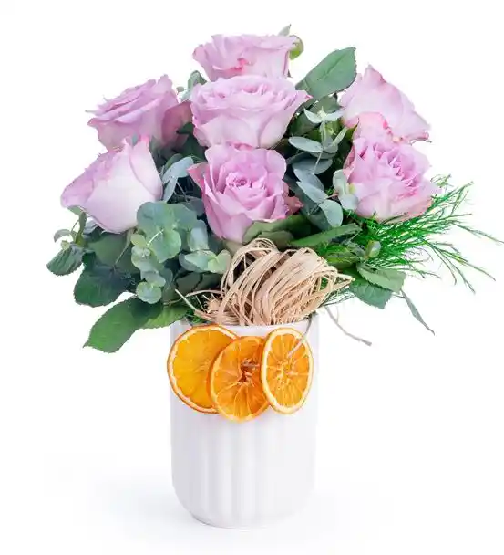 Zarif Sessizlik Beyaz Seramik Vazoda 7 Lila Gül